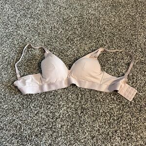 Elegant Women's Bra in Light Pink